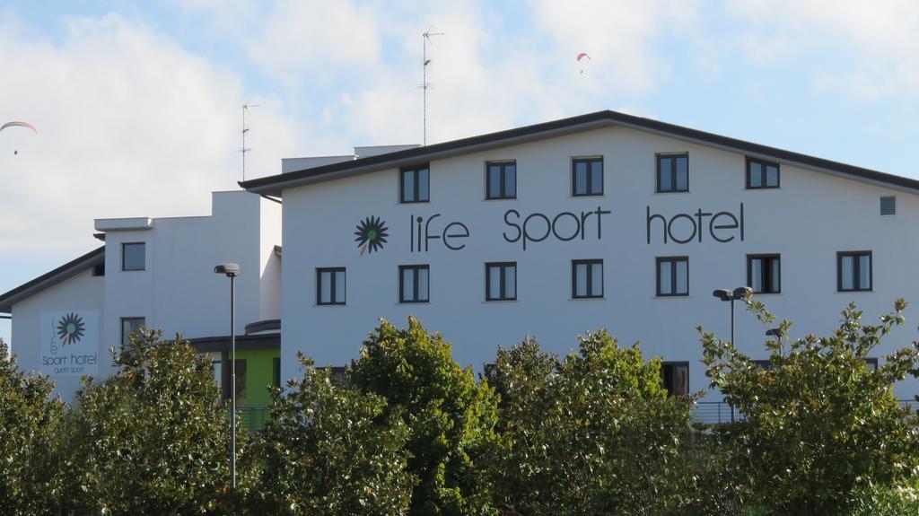 Life Sport Hotel Mentana Buitenkant foto